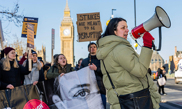 Photo of nurses on the picket line at St Thomas' Hospital in London