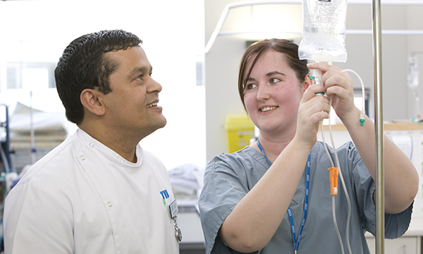 Nursing students learn intravenous (IV) infusion therapy administration from a registrant and assessor