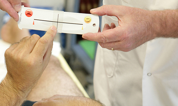 patient points to visual analogue tool