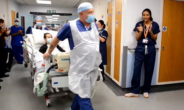 Felix Khor being applauded by hospital staff