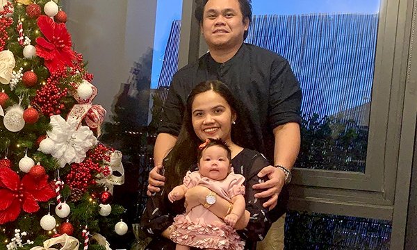 COVID survivor nurse Eva Gicain, husband Limuel and baby girl Elleana celebrate a late Christmas after Eva had been critically ill in hospital