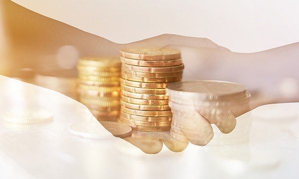 Illustration shows cash against backdrop of handshake as NHS employers offer nurses 'golden hellos'