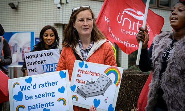 Photo of Unite members striking outside Guy’s and St Thomas’ NHS Foundation Trust in London