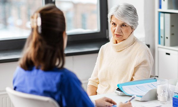 Role of clinical nurse specialists in supporting people with chronic cancer to develop expertise in their condition