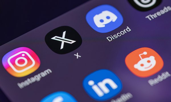 A phone screen showing lots of social media app logos including Instagram and X