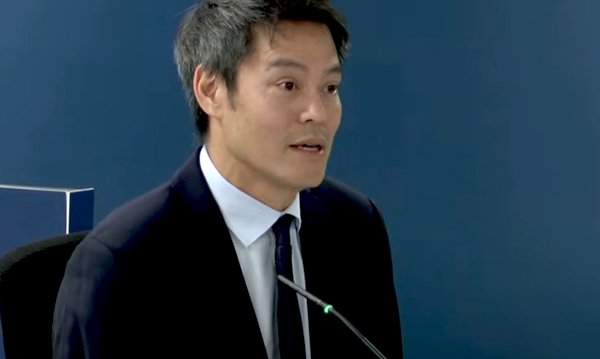 Photo of Kevin Fong giving evidence at the COVID-19 inquiry
