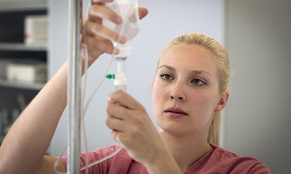 Nurse prepares for intravenous cannulation. Using oral antibiotics instead can save nurses substantial time and help combat antimicrobial resistance (AMR)