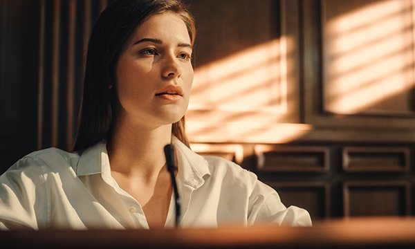 Expert nurse witness: a woman giving evidence in court
