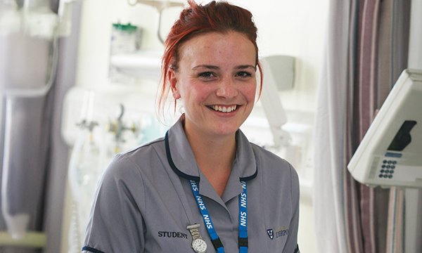Nursing student tips: a student on placement in a clinical setting